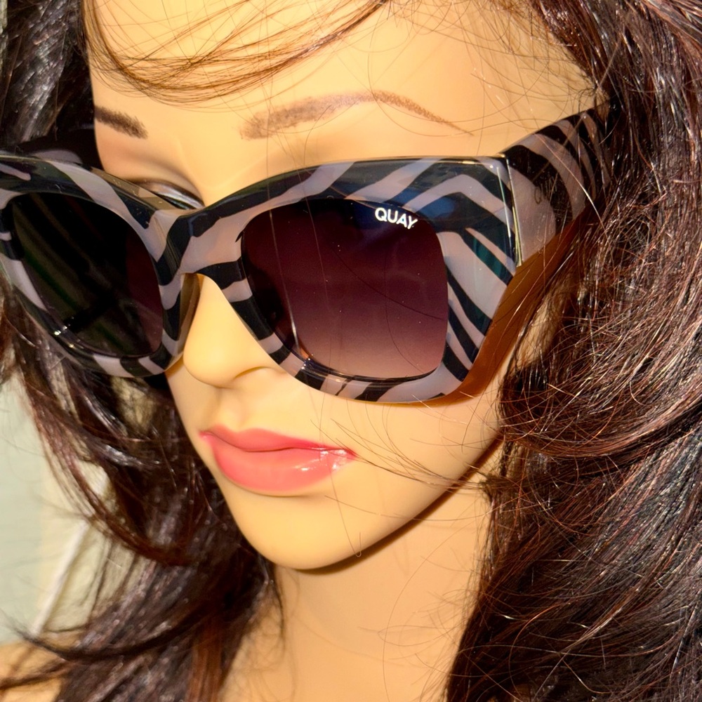 QUAY AUSTRALIA After Hours Bevel Zebra Stripe Frame Smoke Lens Sunglasses 100% U - Picture 3 of 16